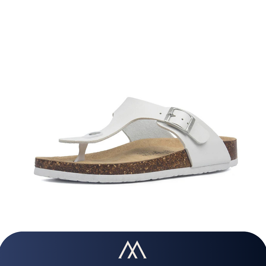 sandália branca minimalista com fivela e base de cortiça
